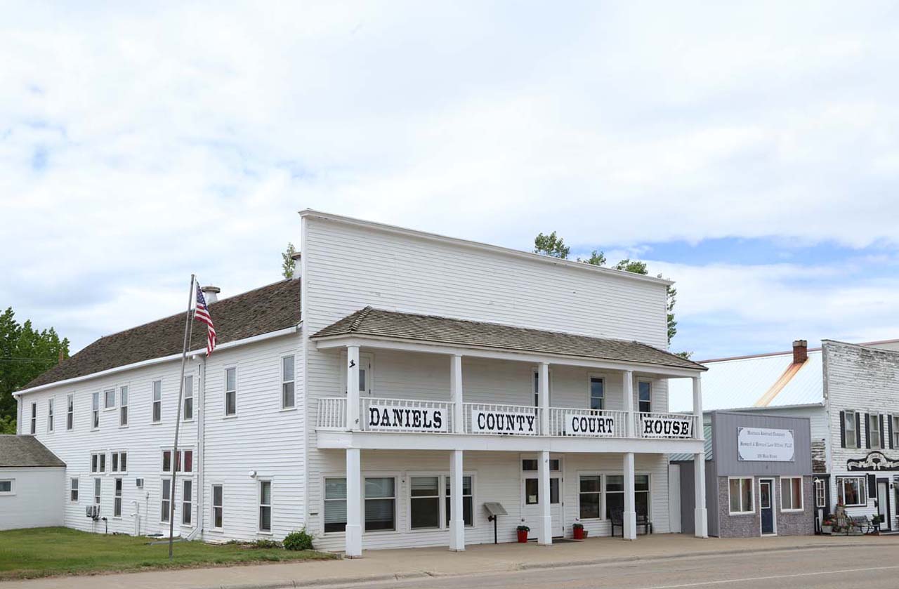 Phtograph of the Daniels County Courthouse in Scobey, Montana